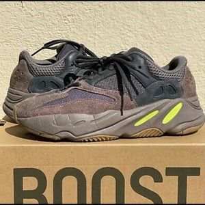 Yeezy 700 mauve